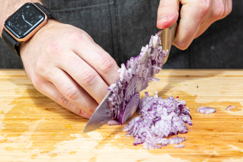 Zwiebel fein würfeln