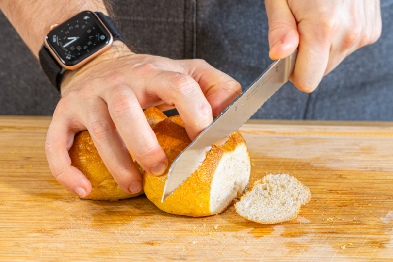 Brötchen in Scheiben schneiden