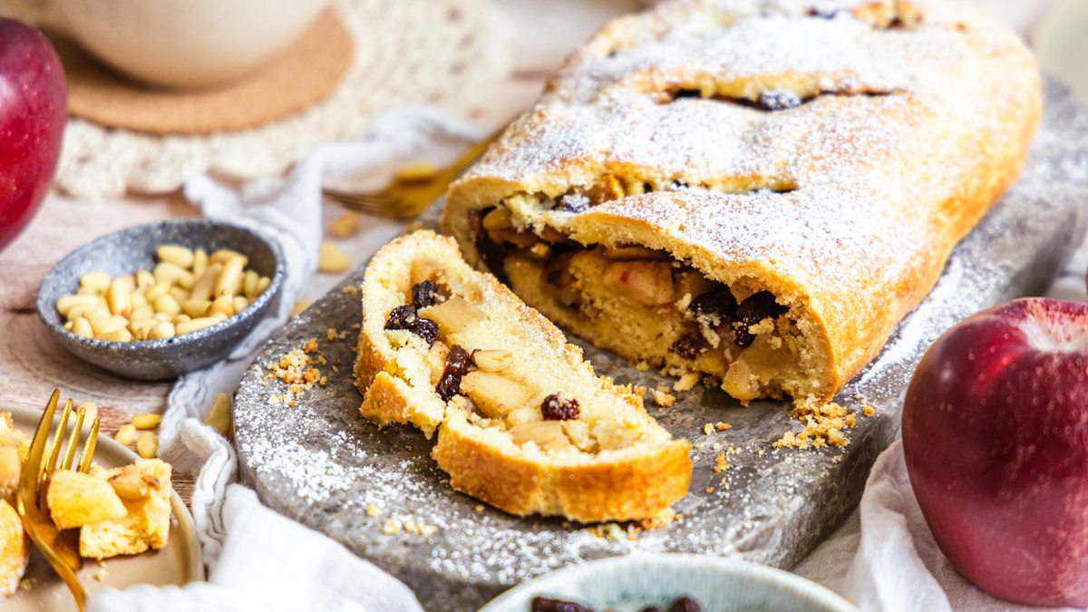 Original Südtiroler Apfelstrudel aus Mürbeteig