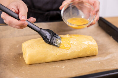 Apfelstrudel mit Eigelb einpinseln
