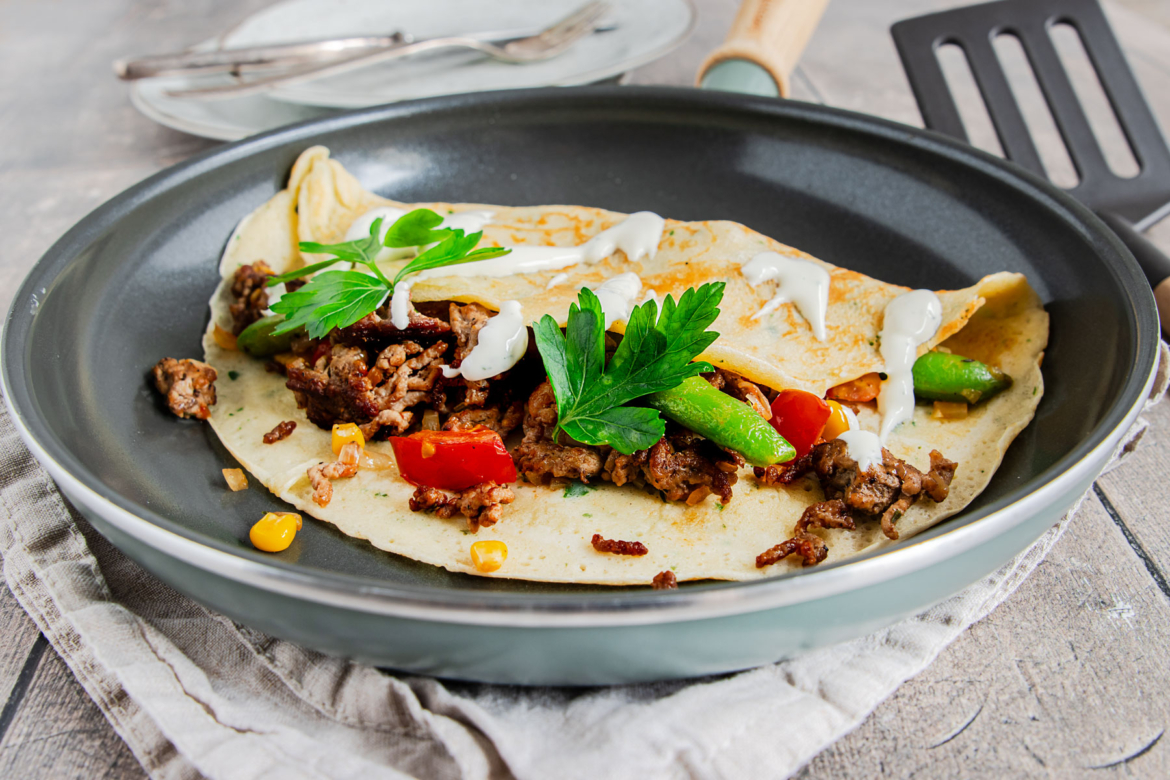 herzhaft gefüllte Pfannkuchen mit Hackfleisch