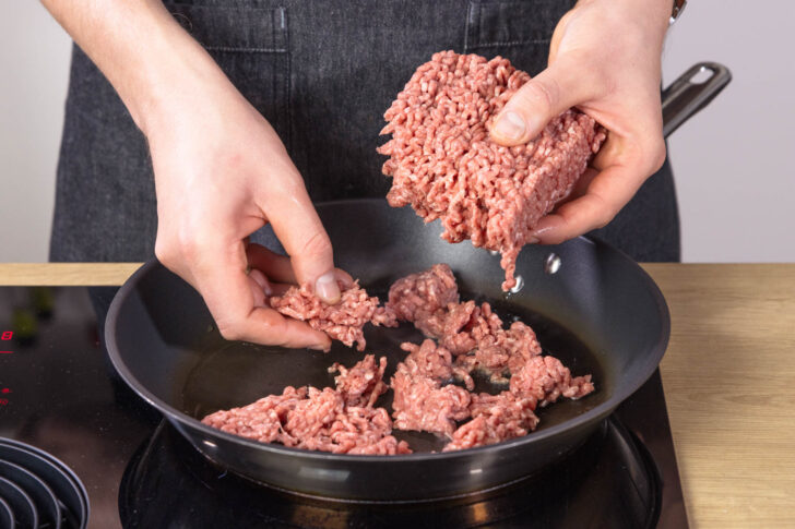 Hackfleisch in die Pfanne geben