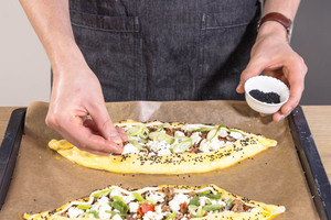 Pide mit Kümmel bestreuen