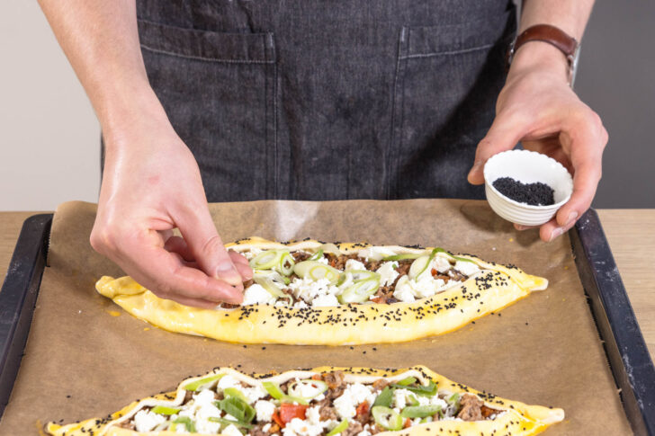 Pide mit Kümmel bestreuen