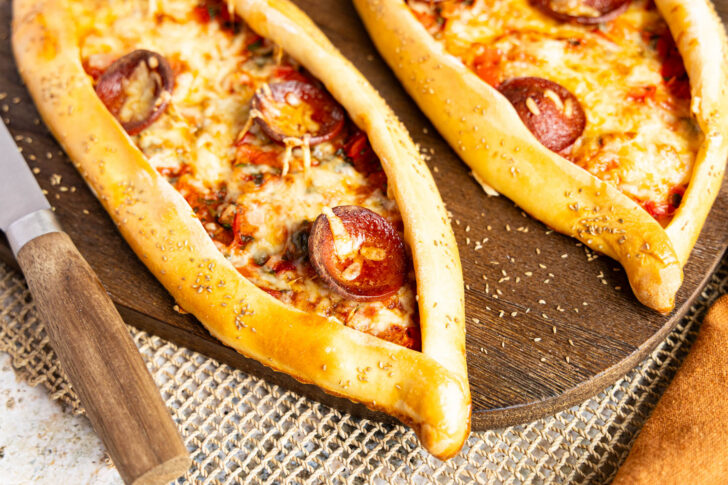Pide mit Käse und Sucuk