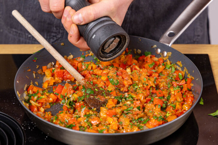 Tomatensoße mit Kräutern und Gewürzen abschmecken