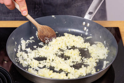 Zwiebelwürfel anbraten