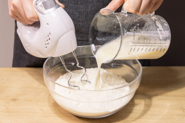 Milch dazu gießen