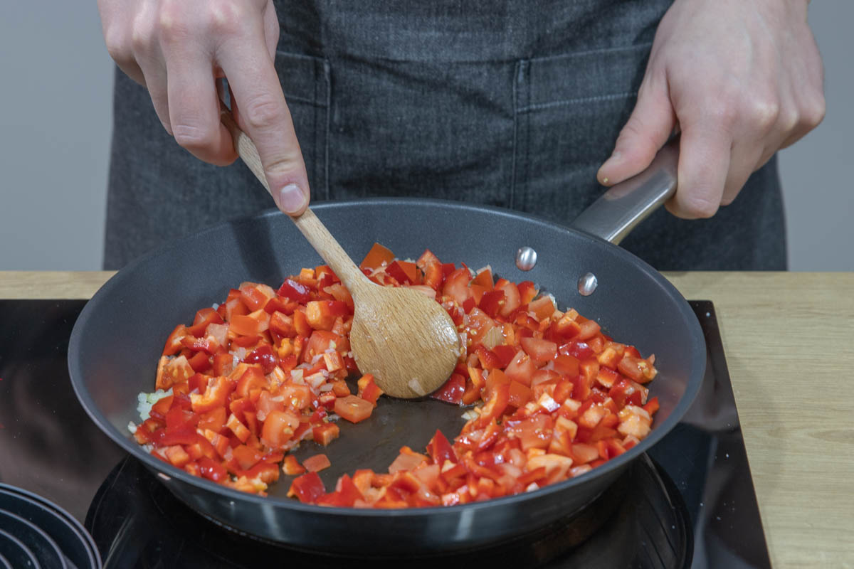 Tomate und Paprika für die Pide Füllung anbraten.