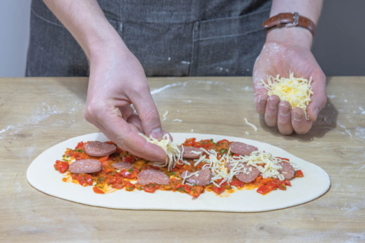 Pide mit geriebenem Käse bestreuen.