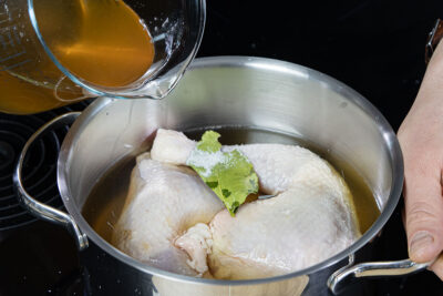 Hähnchenschenkel in Gemüsebrühe kochen