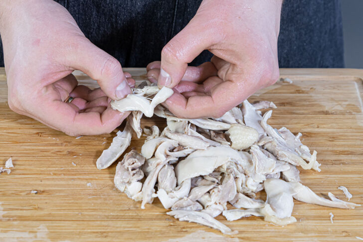Hähnchenfleisch in Stücke zupfen