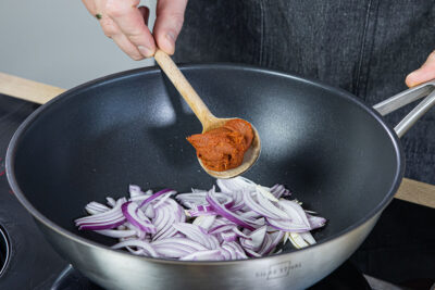 Rote Zwiebeln mit Currypaste anschwitzen