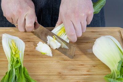 Pak Choi in Stücke schneiden