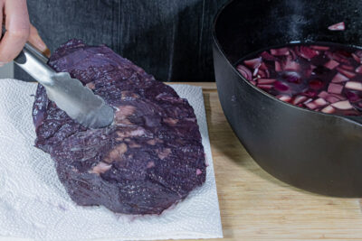 Fleisch aus dem Fond nehmen und trocken tupfen