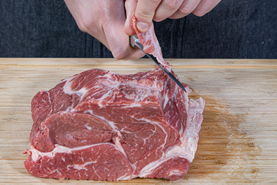Fett und Sehnen vom Fleisch entfernen