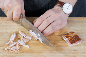 Wacholderbauchspeck in Streifen schneiden