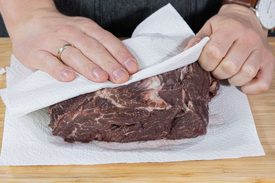 Sauerbraten nach dem Einlegen trocken tupfen