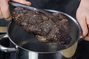 Sauerbraten anbraten