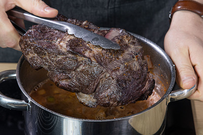 Sauerbraten schmoren