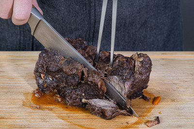 Sauerbraten nach Omas Rezept in Scheiben schneiden