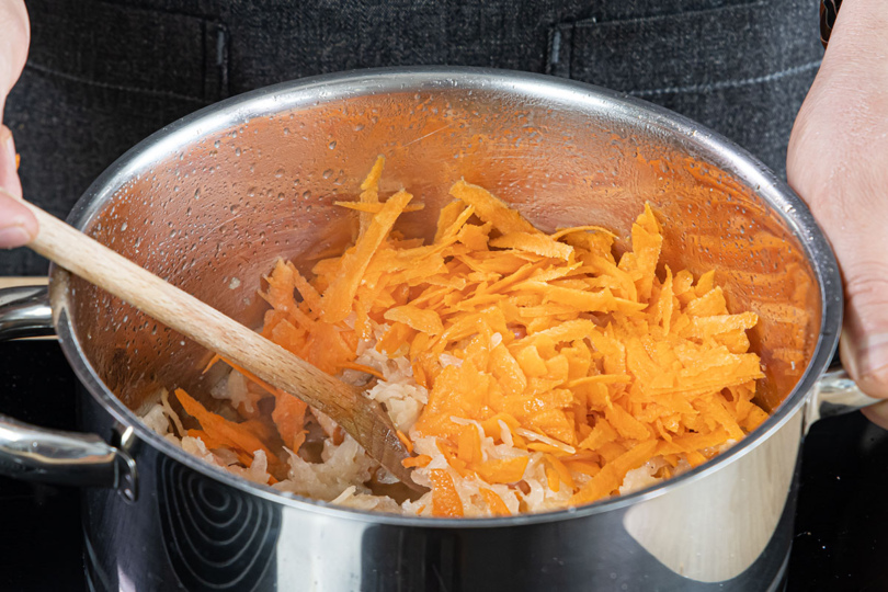 Karotte und Sauerkraut anschwitzen