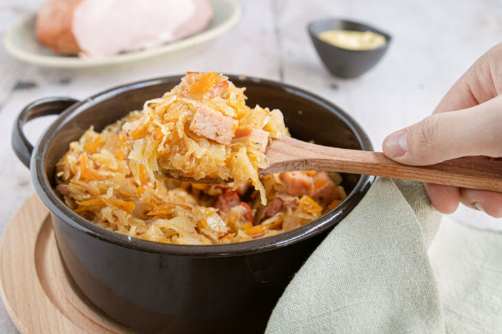 Sauerkraut mit Kassler nach Hausfrauenart