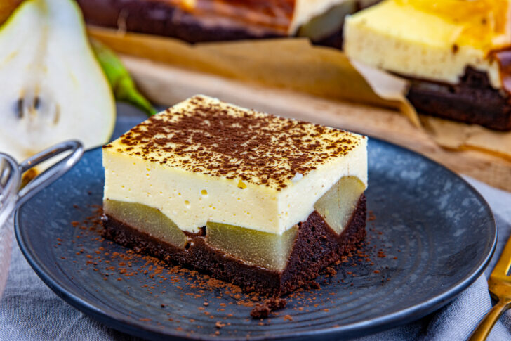 Schoko-Birnen-Kuchen mit Schmand auf dem Teller
