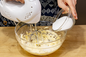 Zucker in Butter einrieseln lassen