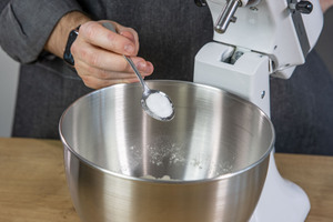 Zucker zum Teig geben
