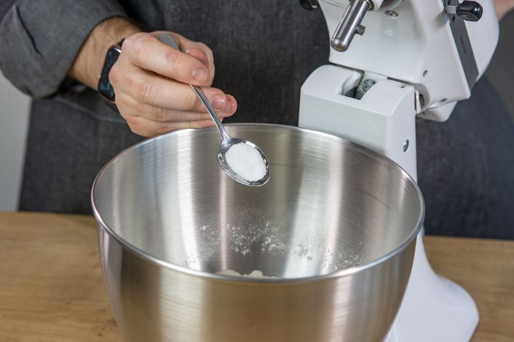 Zucker zum Teig geben