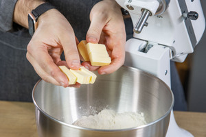 Butter zum Teig geben