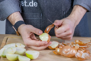 Zwiebeln schälen