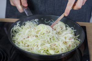 Zwiebeln glasig anschwitzen