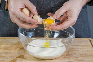 Eier zur Sahne geben