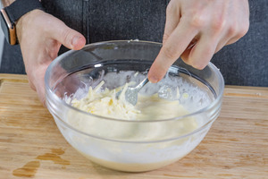 Käse zur Sahne geben und verrühren