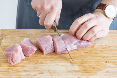 Schweinemedaillons schneiden