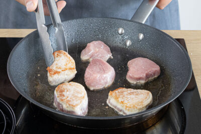 Schweinemedaillons in der Pfanne braten