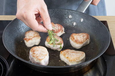 Kräuter mit zum Fleisch geben
