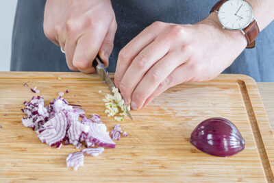 Zwiebeln und Knoblauch fein wüfeln
