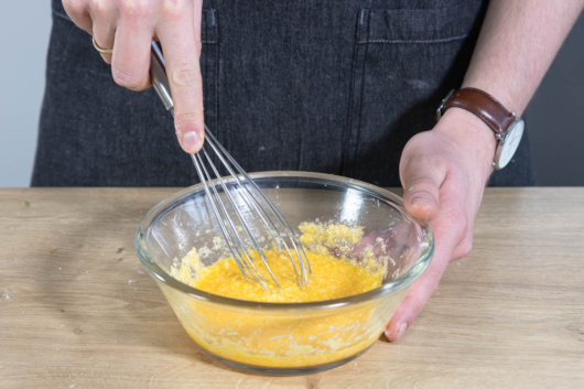 Für die Spaghetti Carbonara Originale das Käse-Ei-Gemisch gut verrühren.