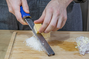 Parmesan reiben