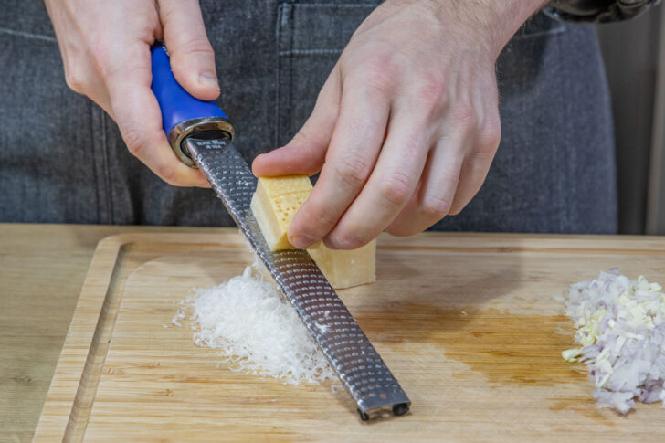 Parmesan reiben