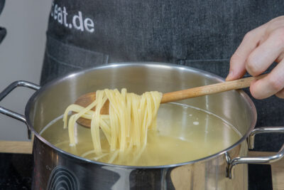 Spaghetti in Salzwasser kochen