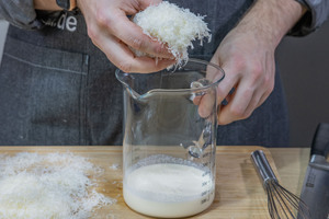 Parmesan zur Sahne geben