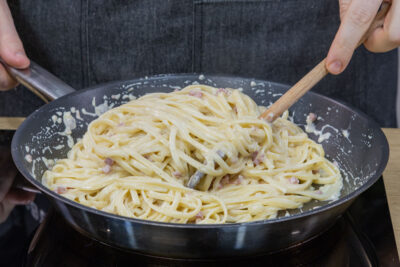Spaghetti unter die Sahne rühren