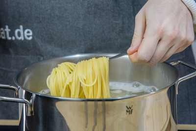 Spaghetti in Salzwasser kochen