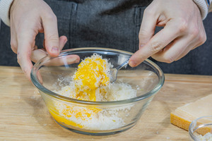 Eigelb und Parmesan vermischen