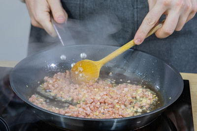 Speck anschwitzen