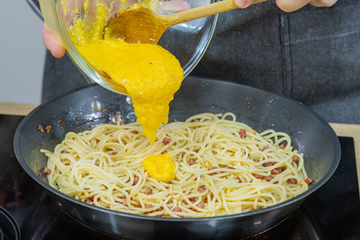 Eimasse unter die Spaghetti Carbonara mischen